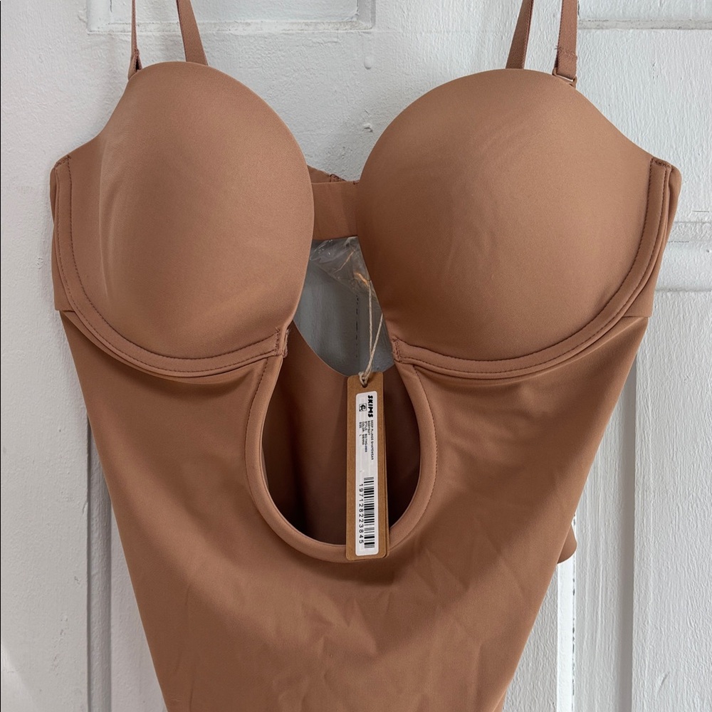 🆕SKIMS Deep plunge shapeware bodysuit size large❤️